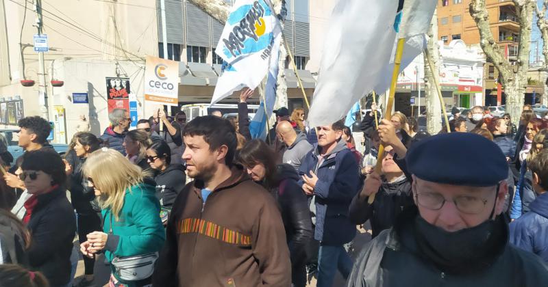 Galeriacutea de fotos de la marcha en Olavarriacutea