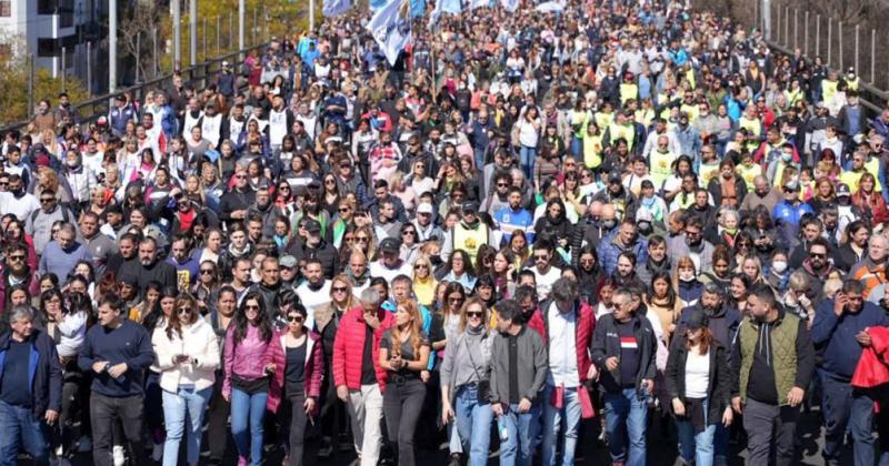 Multitudinaria marcha a Plaza de Mayo tras el ataque a la Vicepresidenta