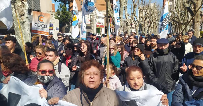 Galeriacutea de fotos de la marcha en Olavarriacutea