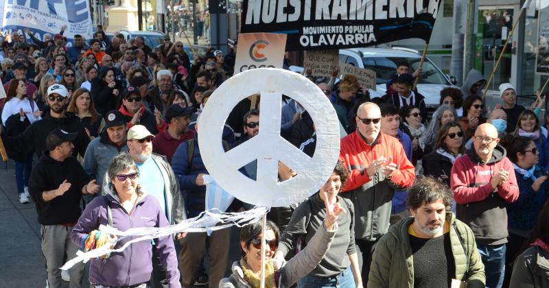 Galeriacutea de fotos de la marcha en Olavarriacutea