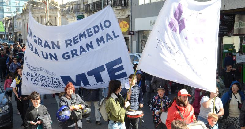 Galeriacutea de fotos de la marcha en Olavarriacutea