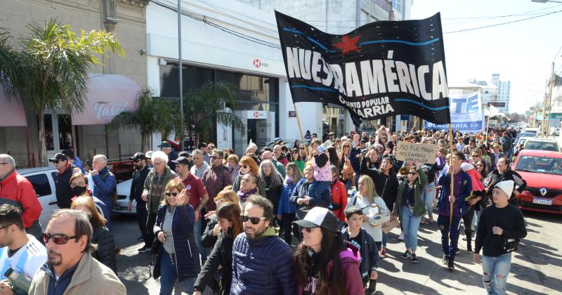 Galeriacutea de fotos de la marcha en Olavarriacutea