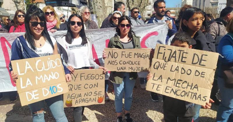 Masiva concentracioacuten en el Paseo Jesuacutes Mendiacutea para repudiar el ataque a Cristina