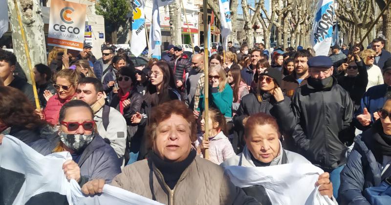 Masiva concentracioacuten en el Paseo Jesuacutes Mendiacutea para repudiar el ataque a Cristina