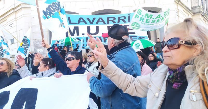 Masiva concentracioacuten en el Paseo Jesuacutes Mendiacutea para repudiar el ataque a Cristina