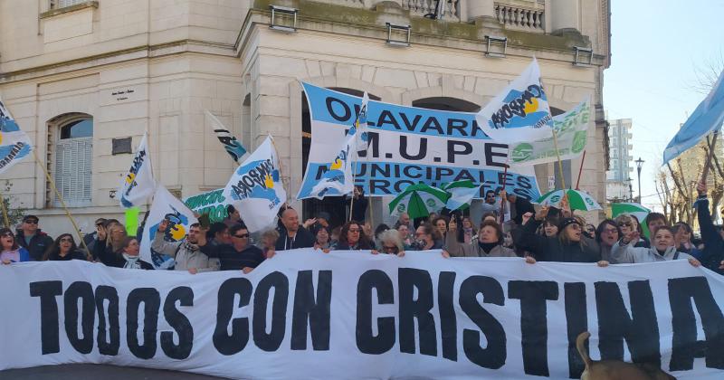 Masiva concentracioacuten en el Paseo Jesuacutes Mendiacutea para repudiar el ataque a Cristina