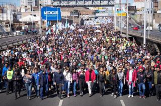 Multitudinaria marcha a Plaza de Mayo tras el ataque a la Vicepresidenta