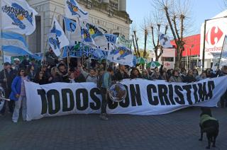 Masiva concentracioacuten en el Paseo Jesuacutes Mendiacutea para repudiar el ataque a Cristina