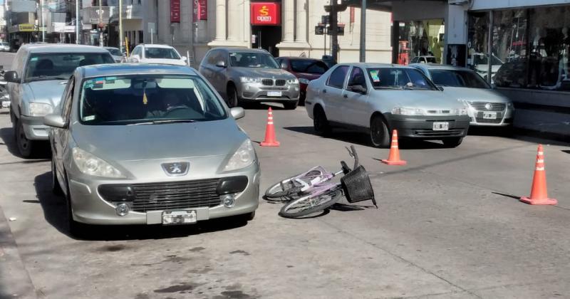 Abrioacute la puerta del auto y golpeoacute a una ciclista- fue trasladada al Hospital