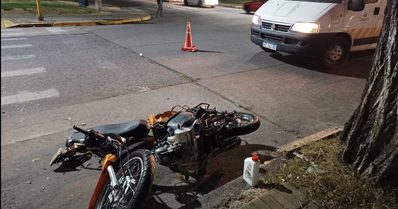 Un motociclista resultoacute herido tras ser encerrado por una camioneta