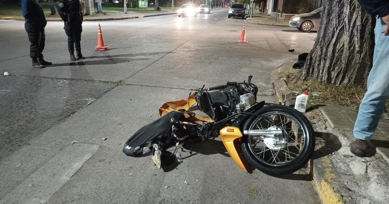 Un motociclista resultoacute herido tras ser encerrado por una camioneta