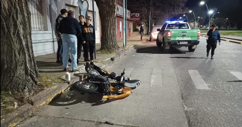 Un motociclista resultoacute herido tras ser encerrado por una camioneta