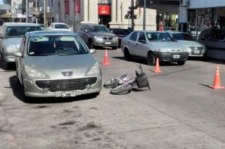 Abrioacute la puerta del auto y golpeoacute a una ciclista- fue trasladada al Hospital