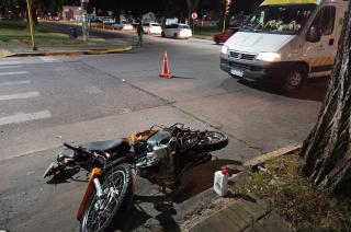 Un motociclista resultoacute herido tras ser encerrado por una camioneta