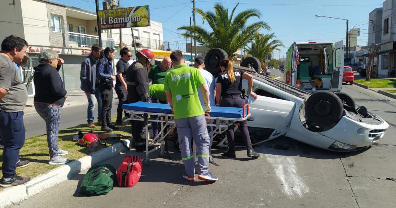 Impactante choque y vuelco- un hombre mayor fue trasladado al Hospital