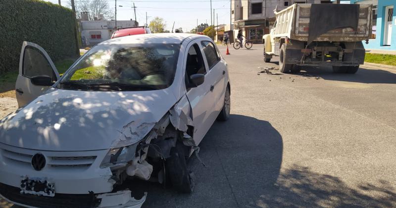 A una cuadra del vuelco un auto chocoacute contra un camioacuten