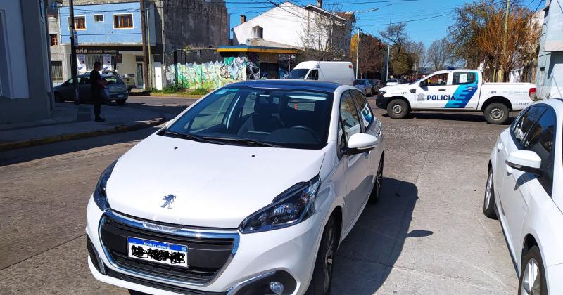 Una mujer fue embestida por un auto mientras cruzaba la calle