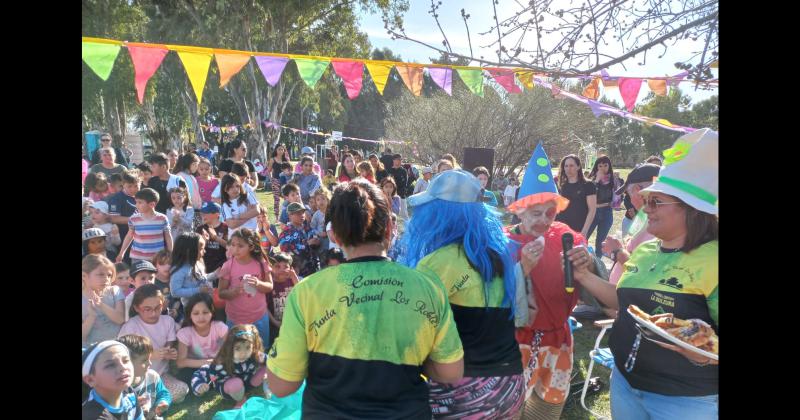 Controversia por la construccioacuten de la escuela- abrazaron la plaza de Los Robles