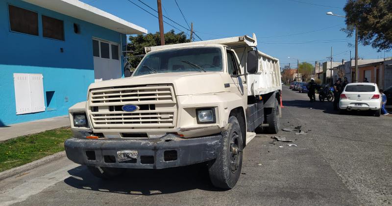 A una cuadra del vuelco un auto chocoacute contra un camioacuten