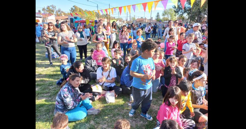 Controversia por la construccioacuten de la escuela- abrazaron la plaza de Los Robles