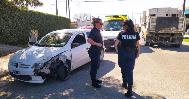 A una cuadra del vuelco un auto chocoacute contra un camioacuten