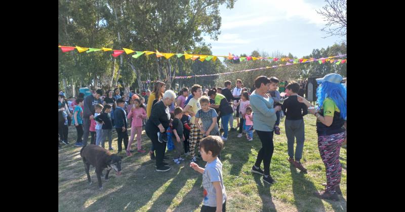 Controversia por la construccioacuten de la escuela- abrazaron la plaza de Los Robles