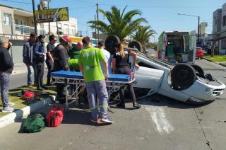 Impactante choque y vuelco- un hombre mayor fue trasladado al Hospital