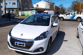 Una mujer fue embestida por un auto mientras cruzaba la calle