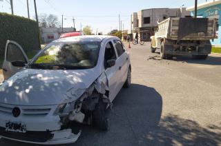 A una cuadra del vuelco un auto chocoacute contra un camioacuten