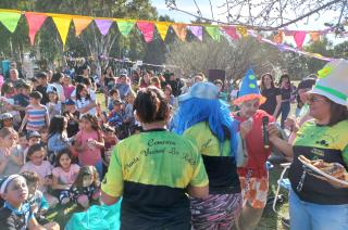 Controversia por la construccioacuten de la escuela- abrazaron la plaza de Los Robles