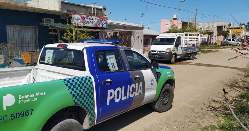 Desconocidos a bordo de una moto arrojaron combustible y prendieron fuego una camioneta