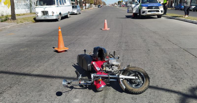 Una joven cayoacute de su moto y fue trasladada al Hospital