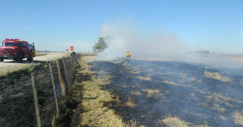 Alerta por varios focos de incendio en un campo del camino a Muntildeoz