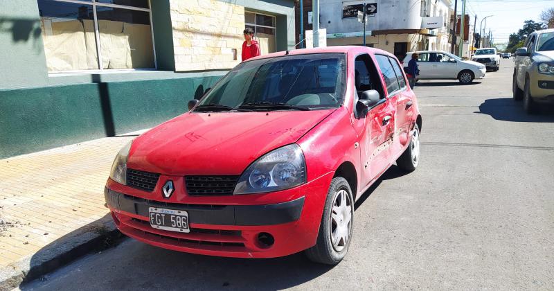 Tras un choque un auto impactoacute contra una vidriera