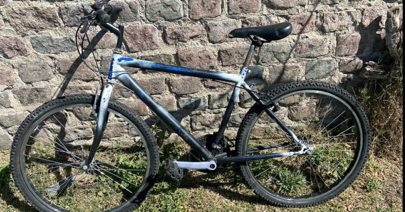 Personal policial halloacute una bicicleta y buscan a su duentildeo