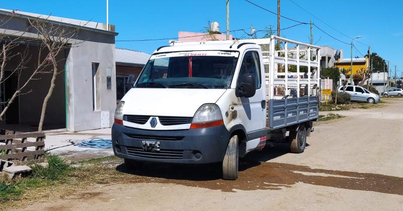 Desconocidos a bordo de una moto arrojaron combustible y prendieron fuego una camioneta