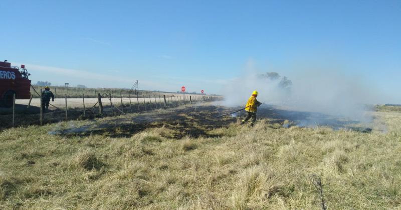 Alerta por varios focos de incendio en un campo del camino a Muntildeoz