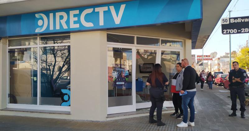 Tras un choque un auto impactoacute contra una vidriera