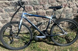 Personal policial halloacute una bicicleta y buscan a su duentildeo