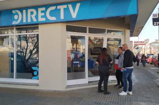 Tras un choque un auto impactoacute contra una vidriera