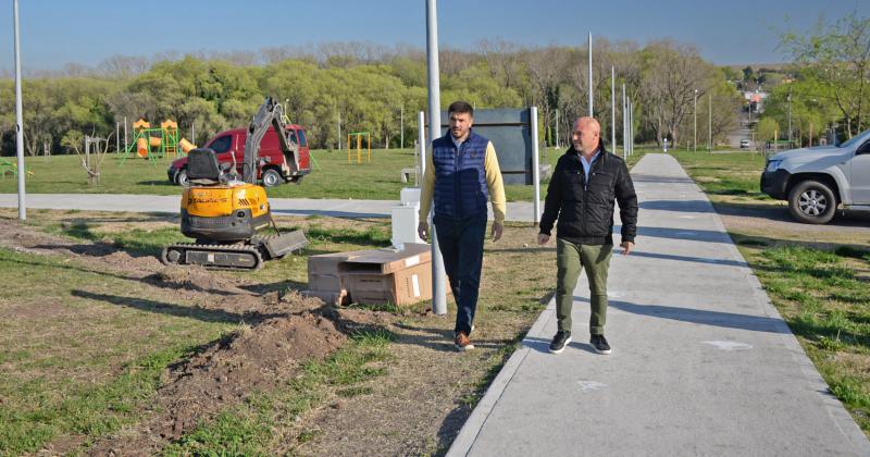 Galli recorrioacute la obra de iluminacioacuten del Parque Carlos Meacutedici