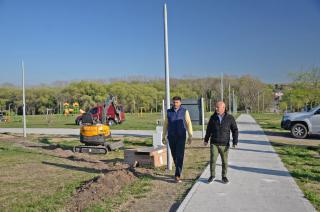 Galli recorrioacute la obra de iluminacioacuten del Parque Carlos Meacutedici