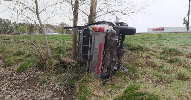 Cinco personas heridas tras un impactante vuelco en Ruta 51