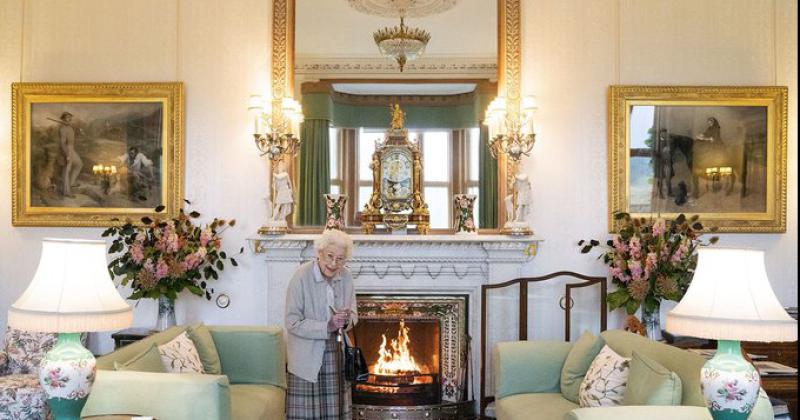 La uacuteltima foto y las histoacutericas de la Reina Isabel II