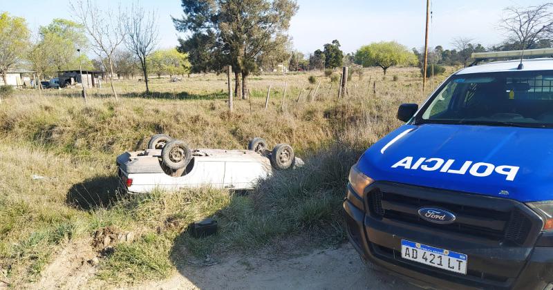 Un hombre debioacute ser trasladado al Hospital tras volcar con su vehiacuteculo