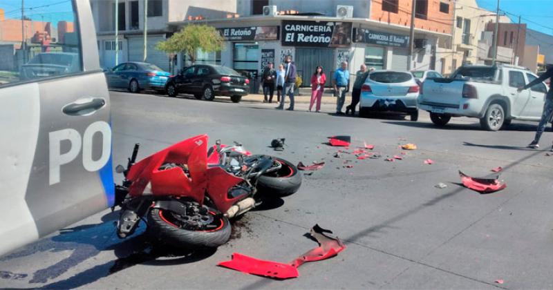 Violento accidente en Buchardo y Urquiza dejoacute un motociclista herido