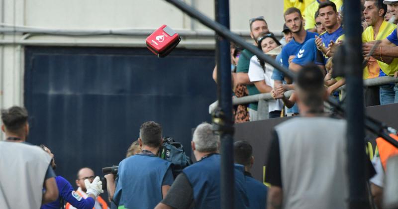 Un arquero argentino intervino para salvarle la vida a una hincha 