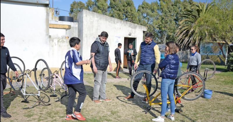 Restauracioacuten de bicicletas en el Espacio Adolescente