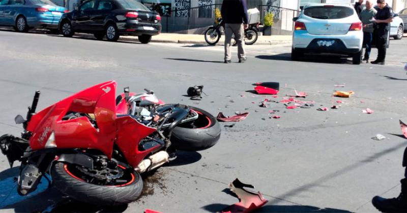 Violento accidente en Buchardo y Urquiza dejoacute un motociclista herido