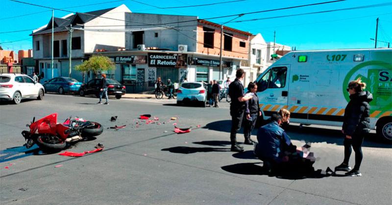 Violento accidente en Buchardo y Urquiza dejoacute un motociclista herido